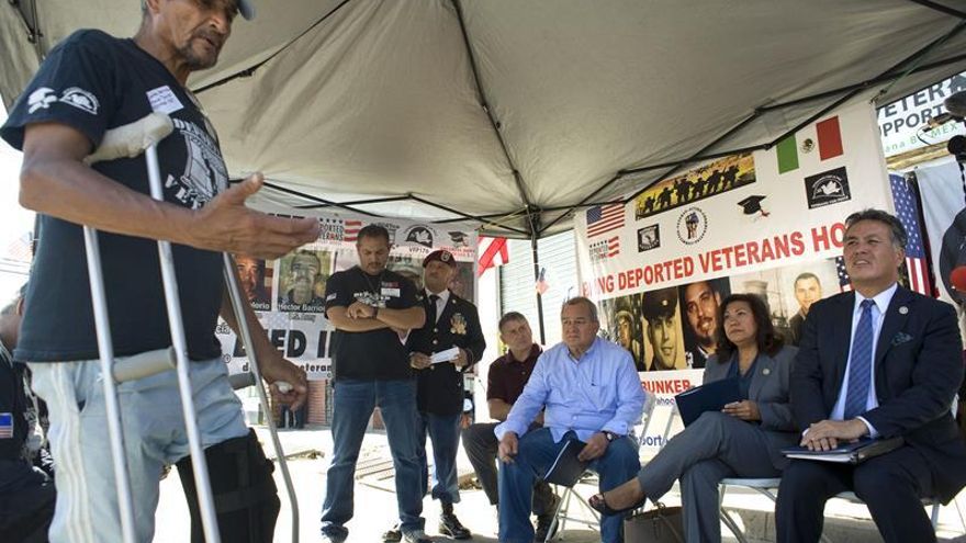 Congresistas estadounidenses visitan a veteranos deportados en México