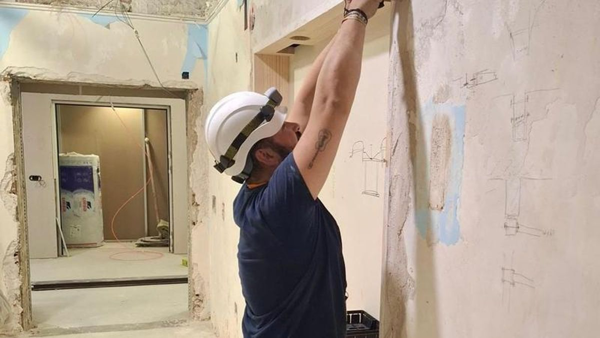 Uno de los trabajadores en una obra en el Reina Sofía.