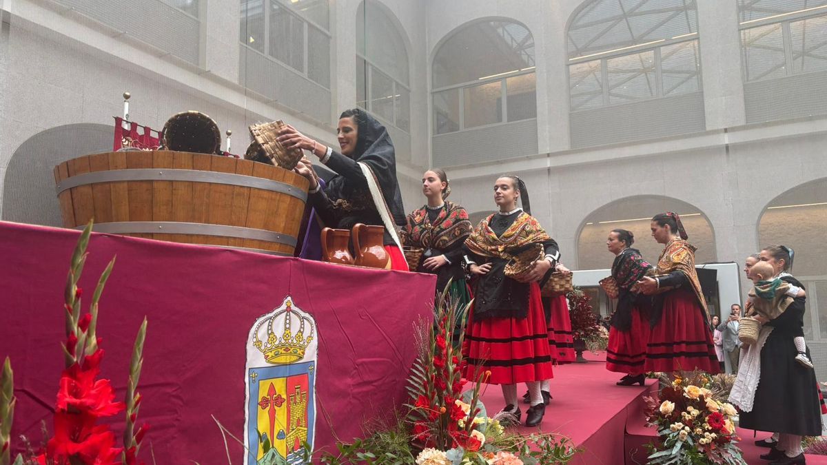 Jóvenes danzantes en el Pisado de la Uva 2025