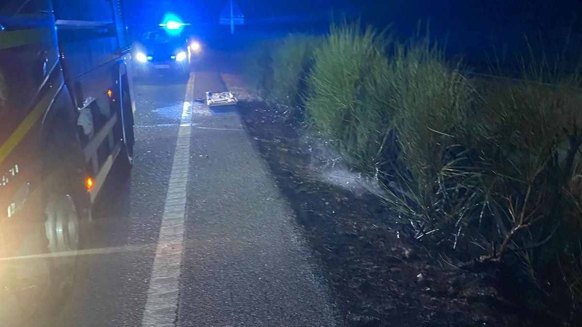 El pequeño incendio ocasionado en el vuelco quedó sofocado en cuanto llegaron los bomberos del Sepeis.
