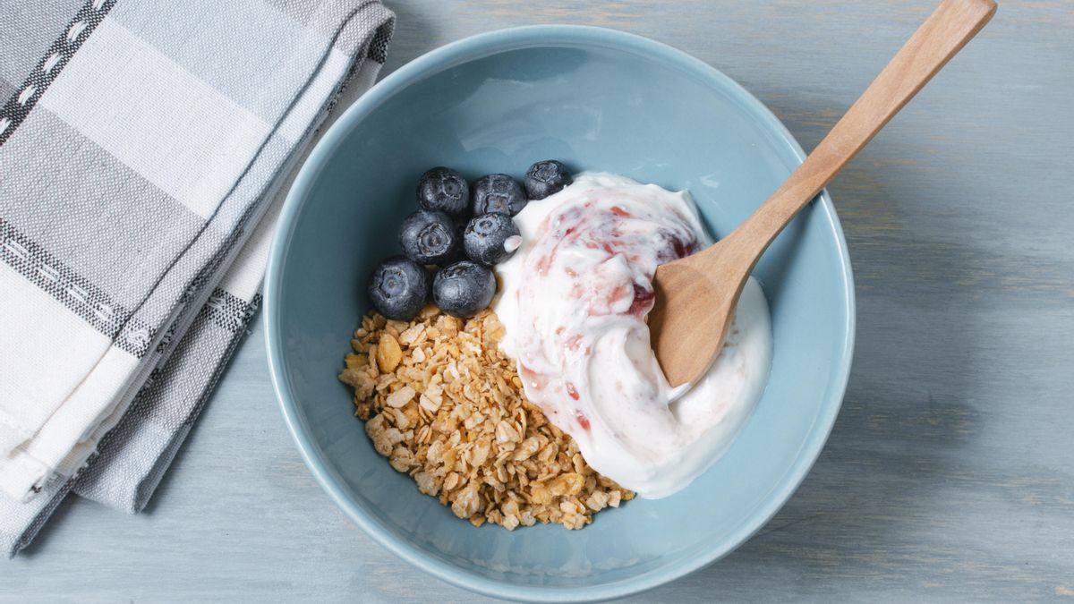 Kéfir bowl de sandía con avena y arándanos