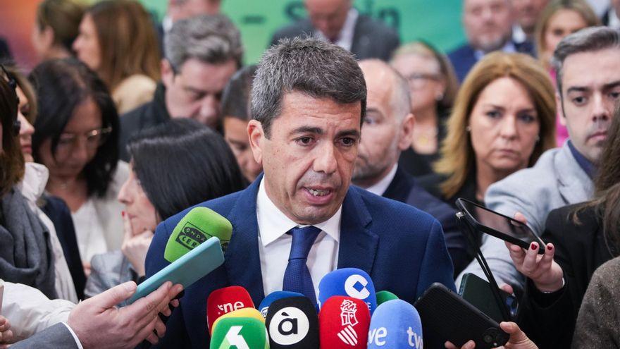 Archivo - El 'president' de la Generalitat, Carlos Mazón, atiende a medios