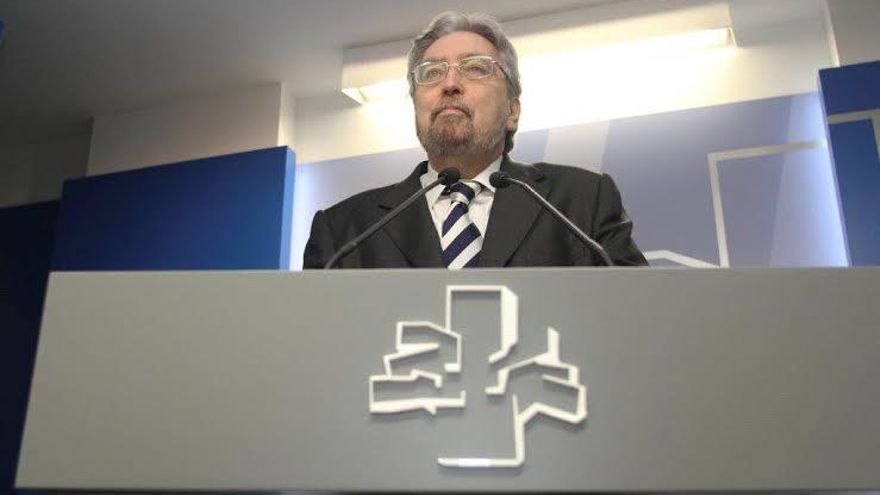 Manuel Lezertua cuando fue investido como Ararteko.