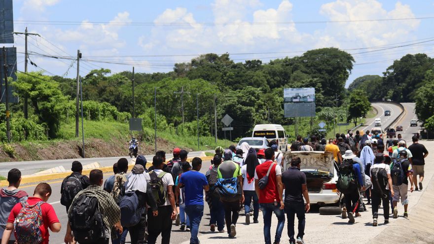 Cientos de venezolanos salen en caravana desde la frontera sur de México