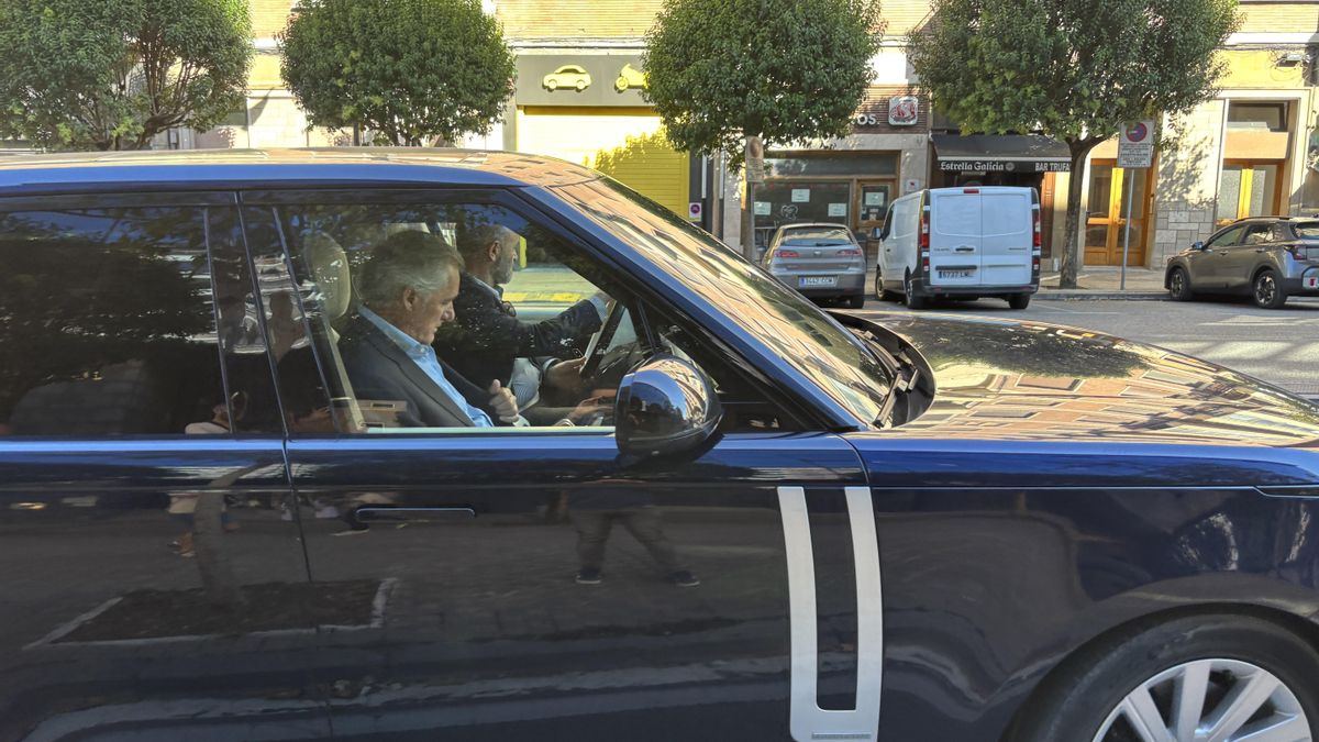 El presidente de Acciona, José Manuel Entrecanales, a su salida del juzgado por la puerta trasera para esquivar a la prensa.
