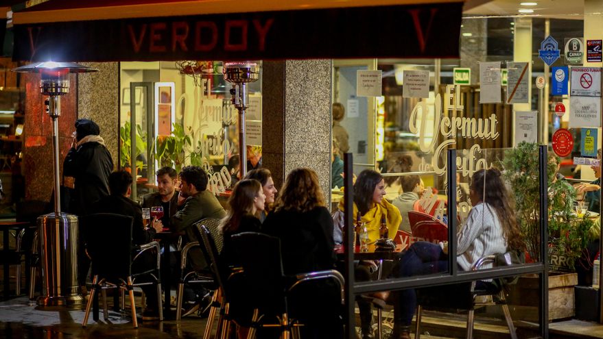 Cervezas al aire y la Marsellesa en las terrazas del centro