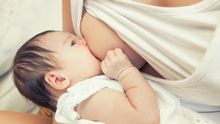 Una madre amamantando a su hijo.