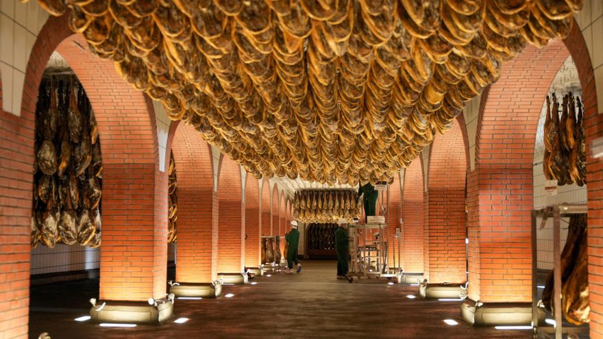 El pueblo andaluz conocido por su elaboración de jamón y que cuenta con un gran patrimonio rodeado de naturaleza