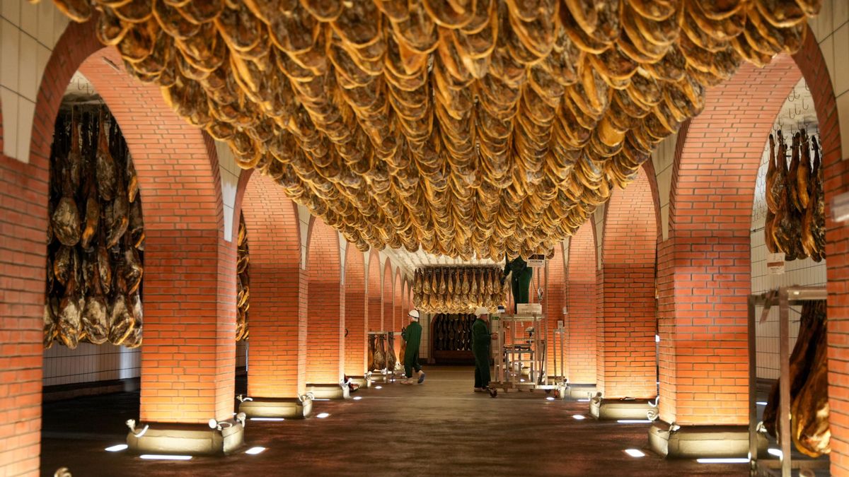 El pueblo andaluz conocido por su elaboración de jamón y que cuenta con un gran patrimonio rodeado de naturaleza