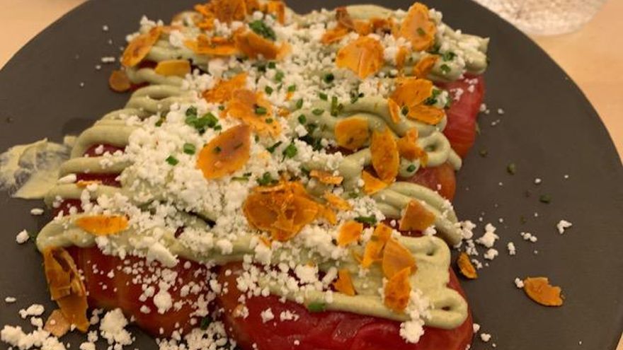 Tomate valenciano en conserva con tapenade pesto y yogur