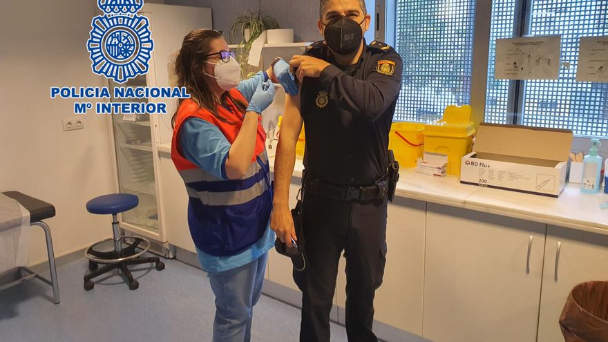 Vacunación de agentes de la Policía Nacional