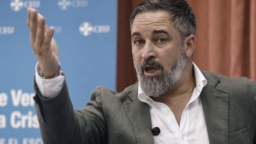 Abascal acusa a Sánchez de tener intereses en las mafias del tráfico de seres humanos