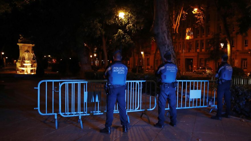 Miembros de la Policia Municipal de Madrid, durante un control. EFE / Javier López./Archivo
