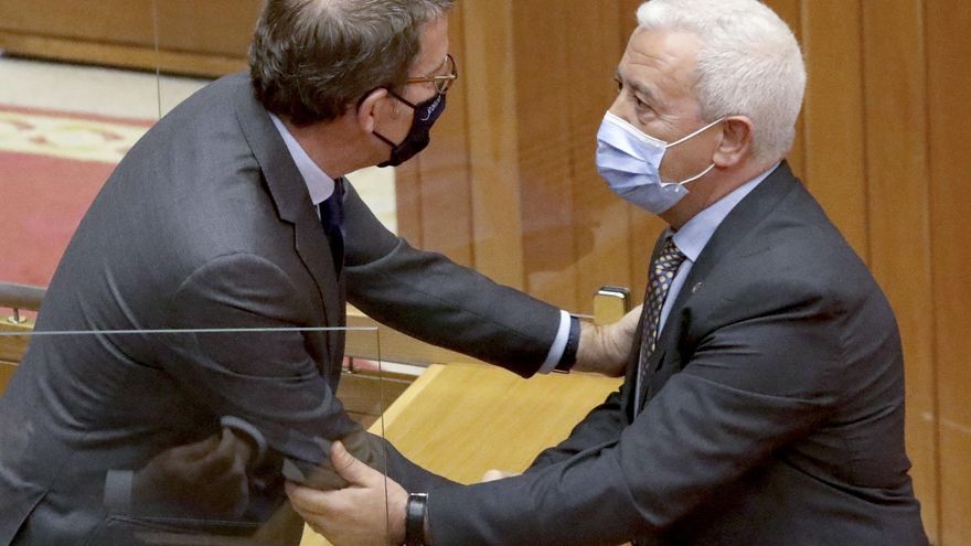 El portavoz del grupo socialista, Luis Álvarez (d) se despide del presidente del PP de España y presidente de Galicia, Alberto Núñez Feijóo (i) este miércoles en el Parlamento Gallego después de anunciar que dimitirá esta semana como presidente de la Xunta. EFE/Xoán Rey.