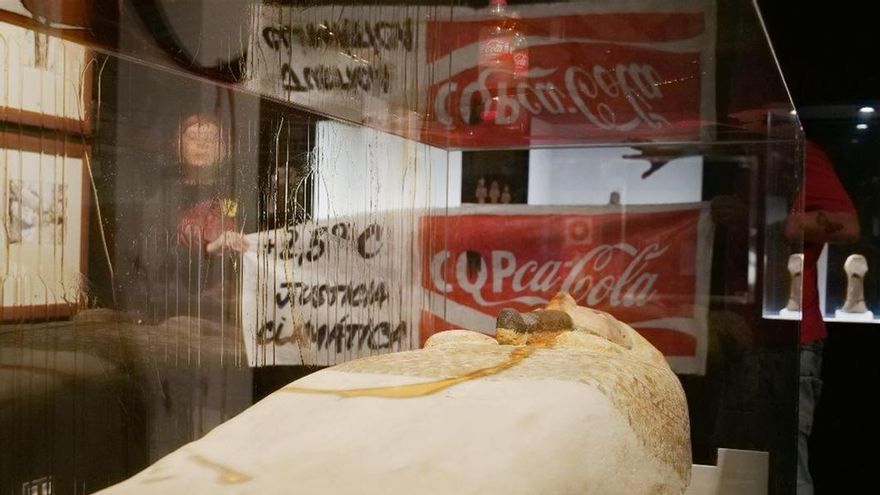 Sarcófago atacado con mermelada por la protesta contra el cambio climático