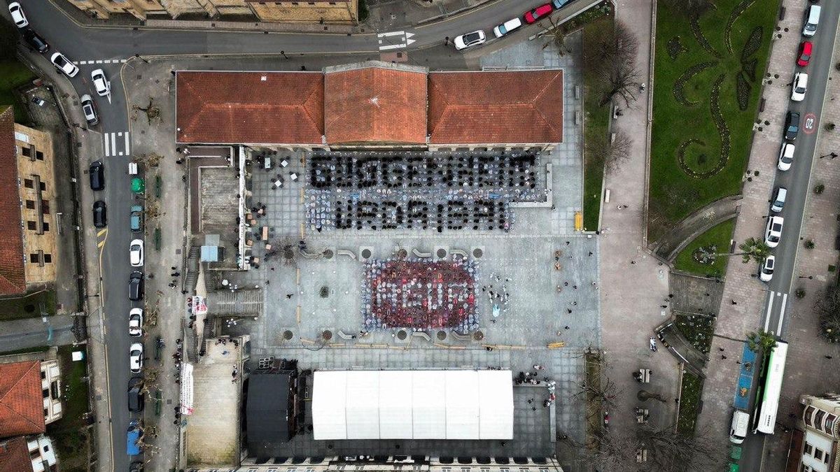 Más de un millar de personas forman un mosaico gigante para celebrar que no habrá Guggenheim en Urdaibai
