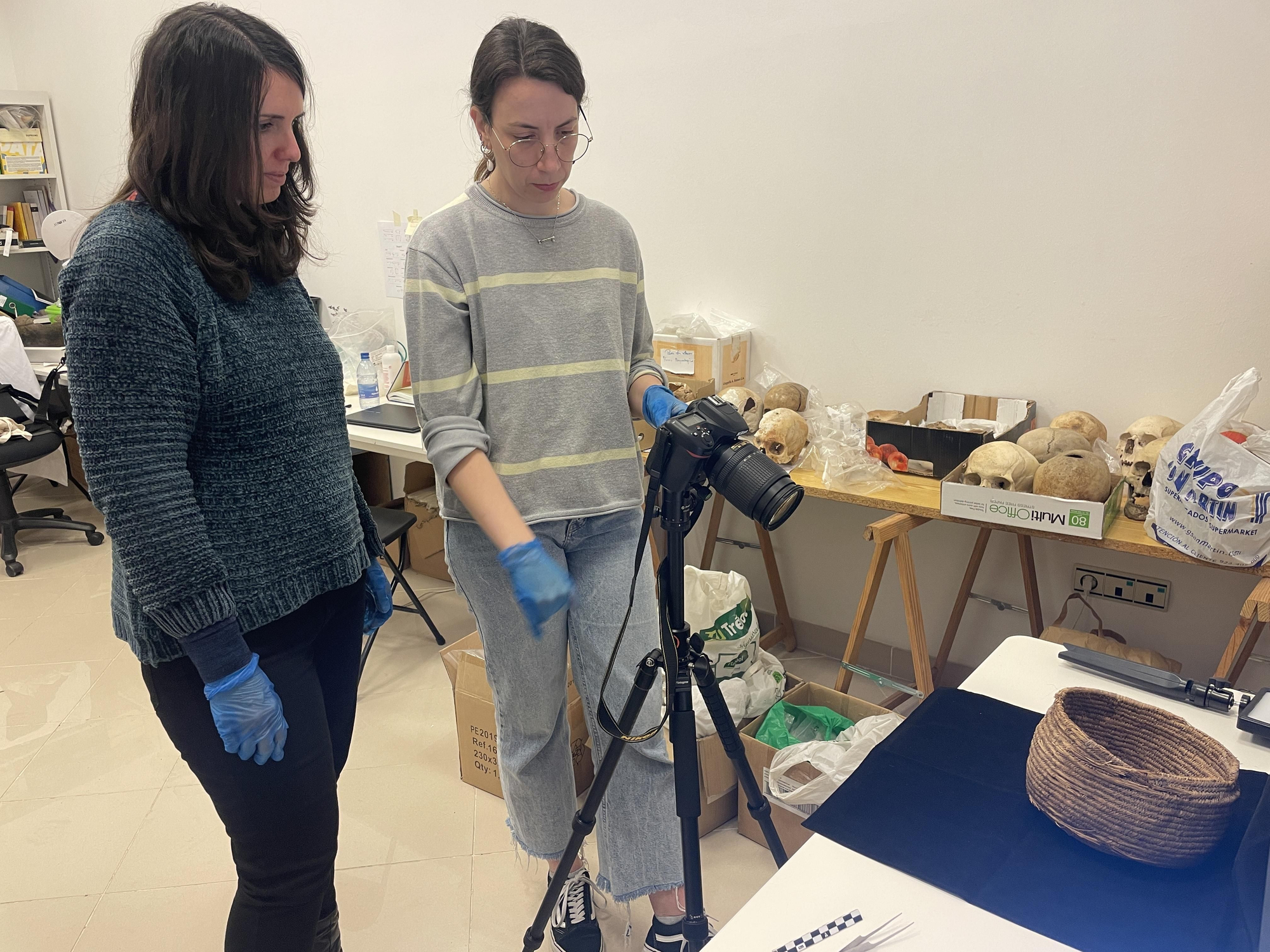 Paloma Vidal Matutano y María Herrero Otal fotografiando uno de los cestos de La Mondina (Barlovento). JORGE PAIS