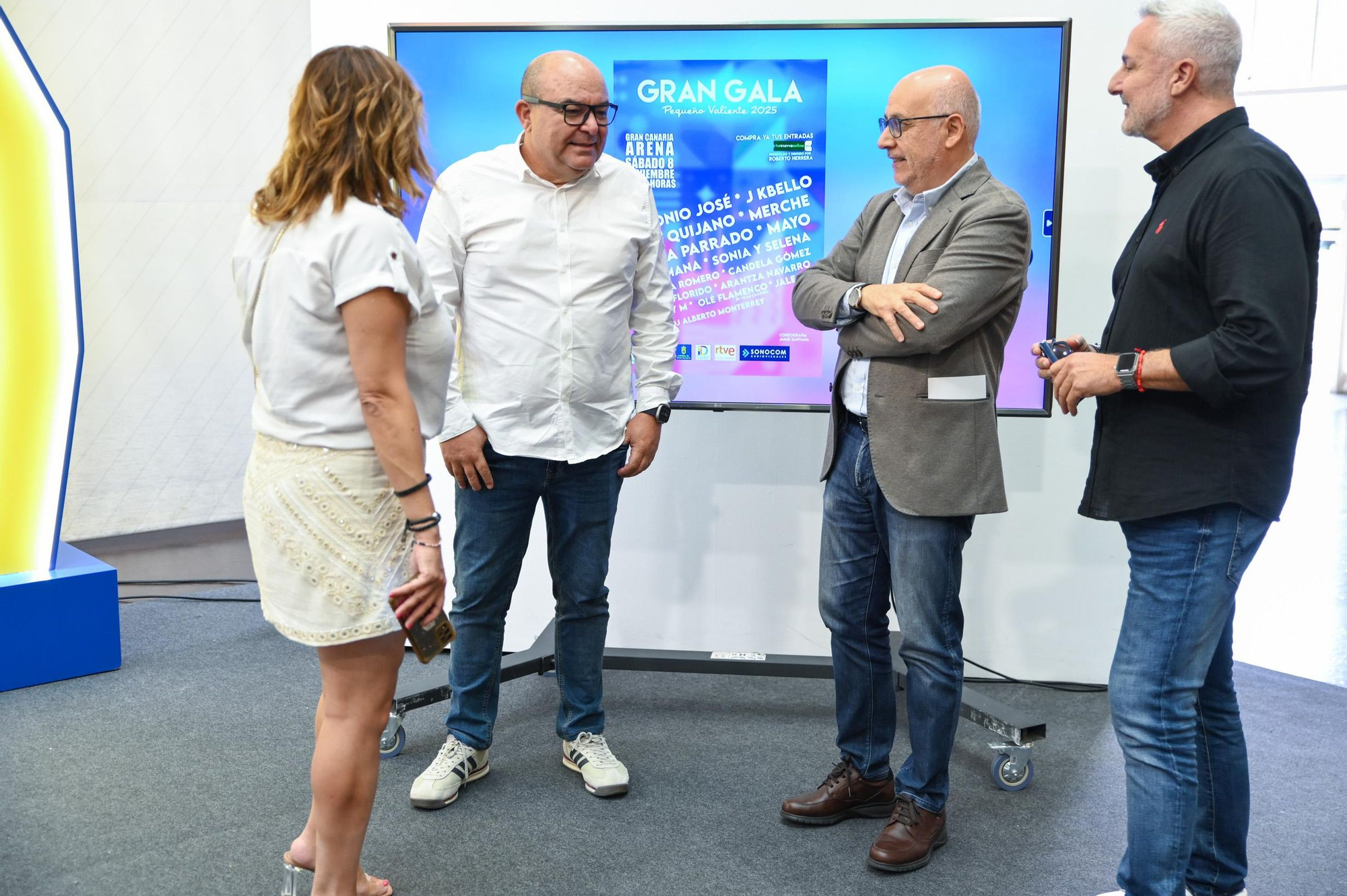 De izquierda a derecha, la directora de RTVE en Canarias, Francisca Morales, el presidente de la Fundación Canaria Pequeño Valiente, José Juan Jerez,  el presidente del Cabildo de Gran Canaria, Antonio Morales, y el director y presentador de la gala, Roberto Herrera.