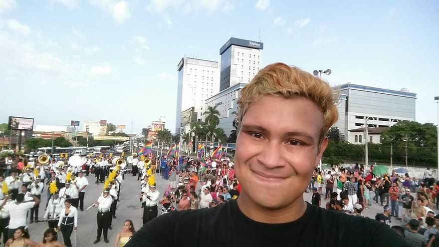 Arthur Britney en una manifestación del Orgullo en El Salvador, donde ejerció el activismo por los derechos del colectivo LGTBI antes de huir