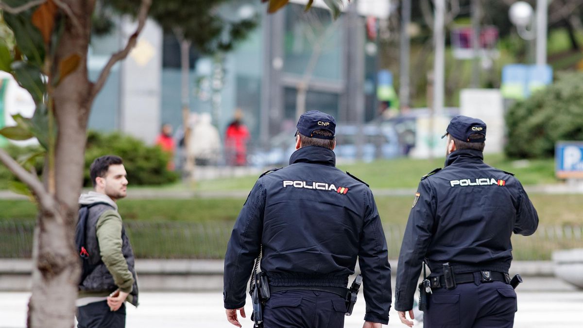 Archivo - Imagen de recursos de unos agentes de la Policía Nacional en Madrid
