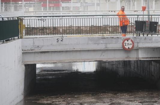 Un paso inferior inundado por el temporal.