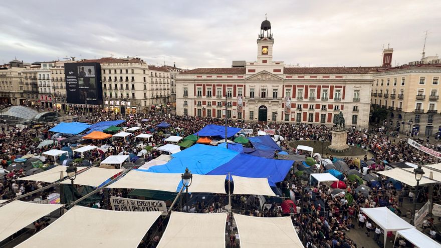 Cientos de acampados en la Puerta del Sol convocados por el Sindicato de Inquilinas, este domingo.