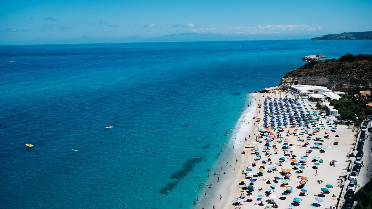 Imagen de archivo de una playa de Calabria