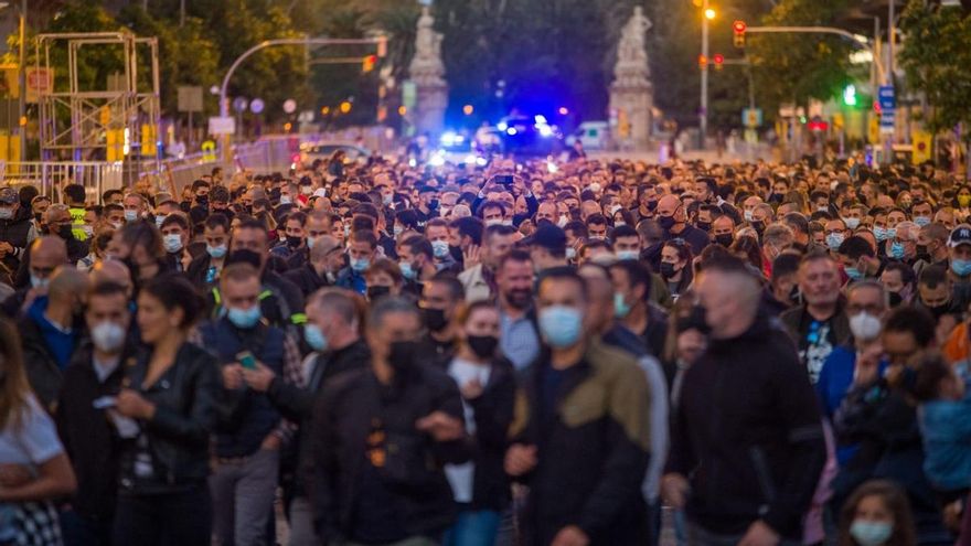 Un millar de mossos y policías locales reclaman apoyo institucional en una marcha por el centro de Barcelona