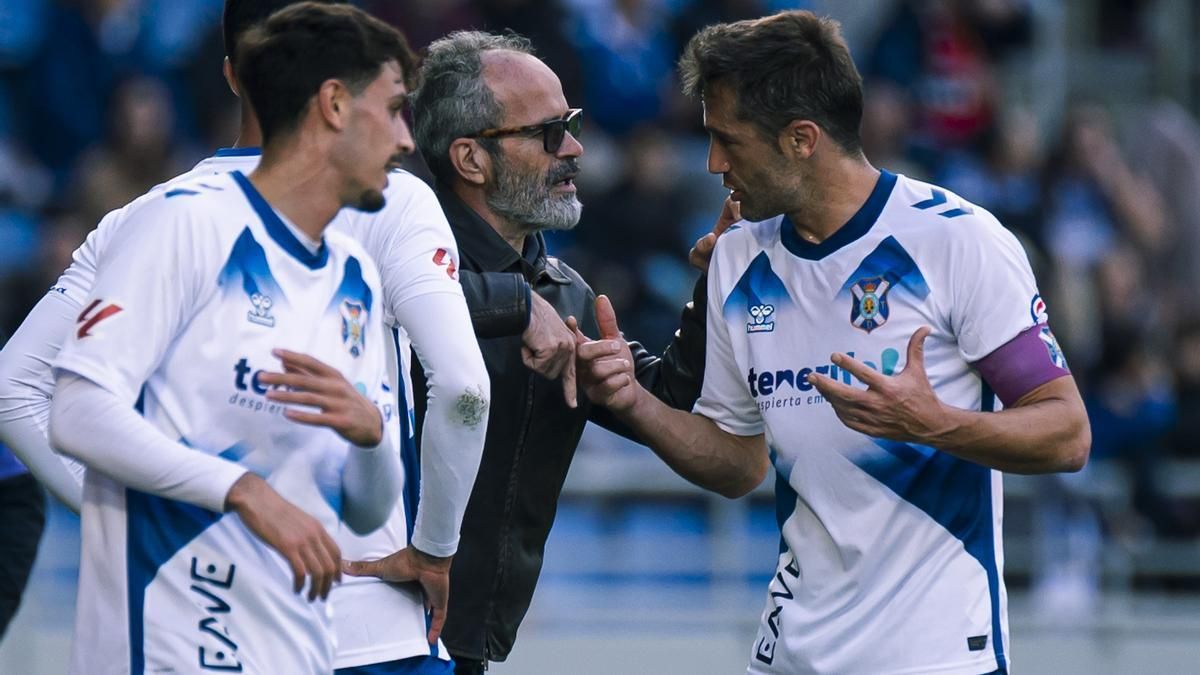 David Rodríguez y Aitor Sanz, capitanes para la temporada 2025-2026, junto a Álvaro Cervera, que seguirá como entrenador