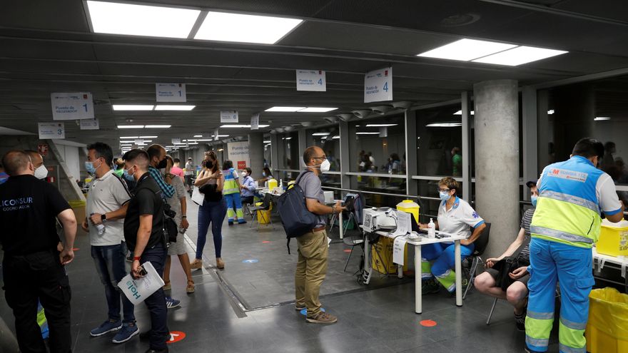 Imagen del interior del punto de vacunación masiva del Wizink Center en Madrid. EFE/Zipi.