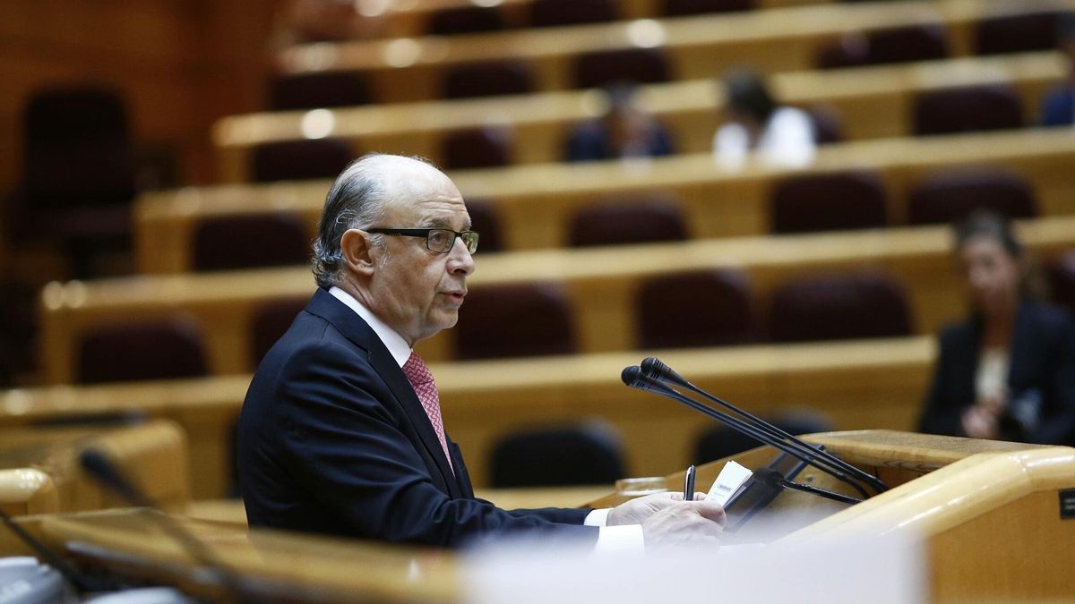 Montoro defiende la reforma local, que moviliza en el Senado a alcaldes y concejales a favor y en contra