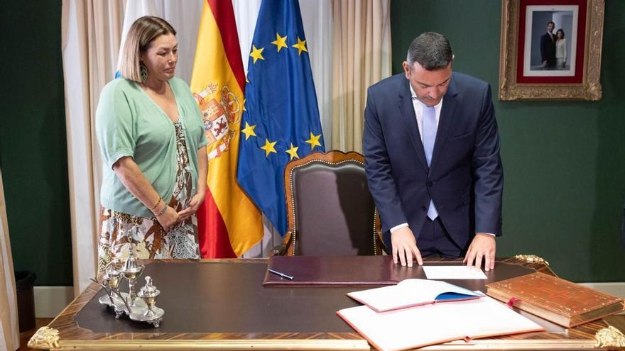Oswaldo Betancort este lunes recogiendo el acta de diputado del Parlamento de Canarias