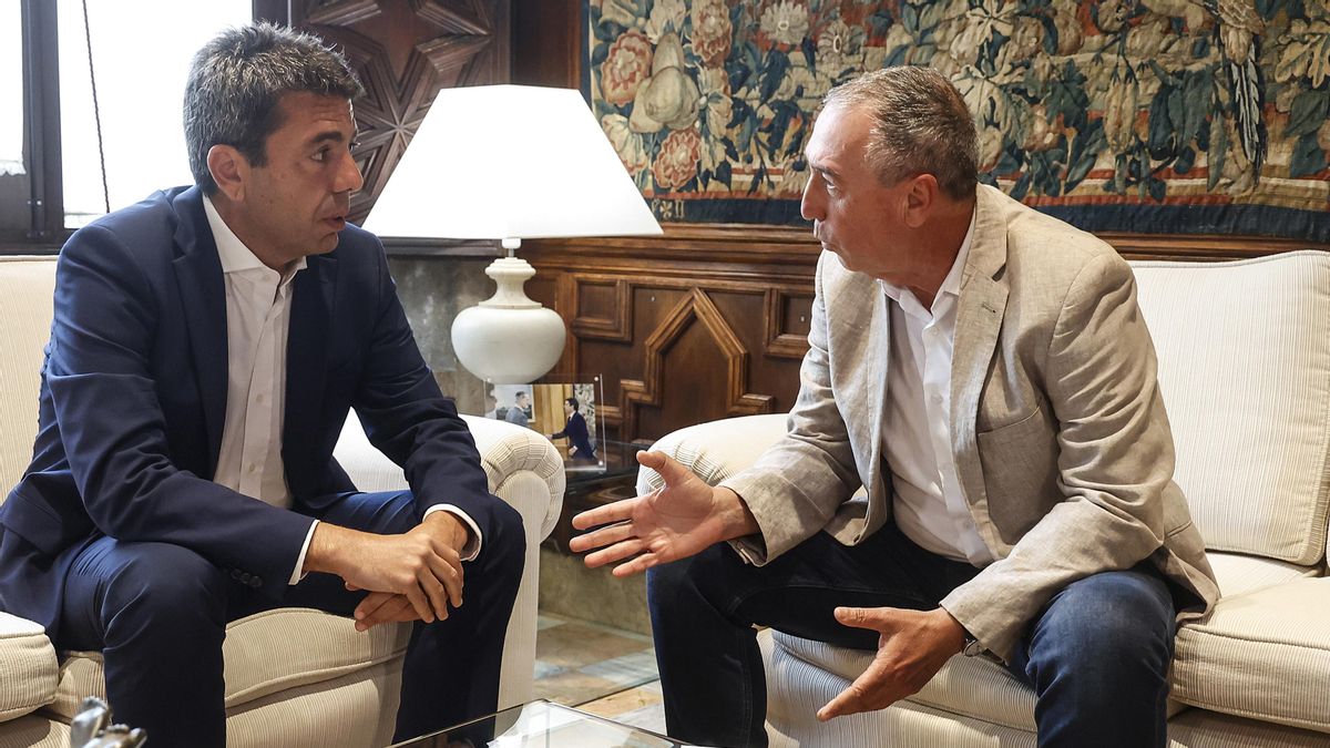 Archivo - El 'president' de la Generalitat, Carlos Mazón (i), y el síndic de Compromís, Joan Baldoví (d), durante una reunión, en una imagen de archivo