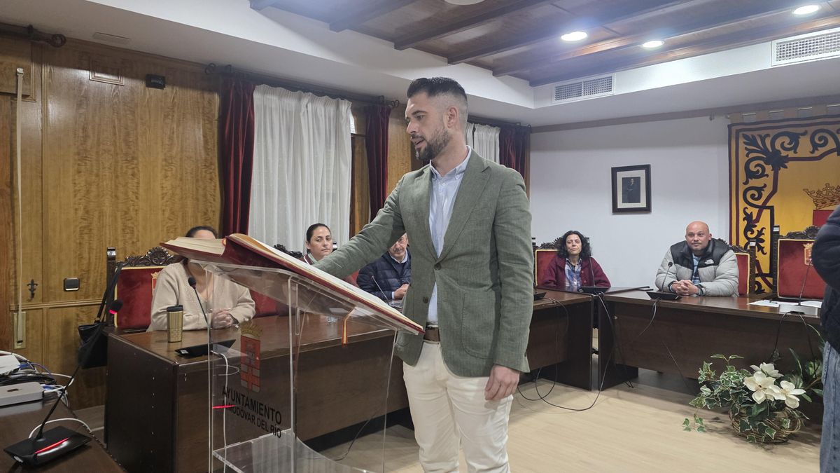 Antonio Cobos toma posesión como nuevo edil en Almodóvar tras la marcha de Sierra Luque