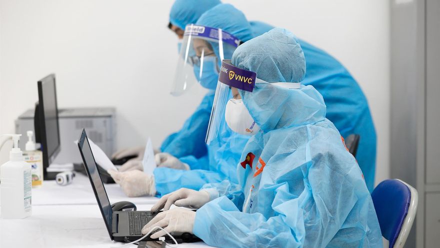 Sanitarios haciendo pruebas en una imagen de archivo.