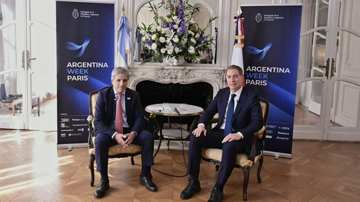 Luis Caputo y Diego Santilli, la semana pasada en el Argentina Week, cuando anunciaron el programa de ciudadanía argentina a cambio de inversiones.