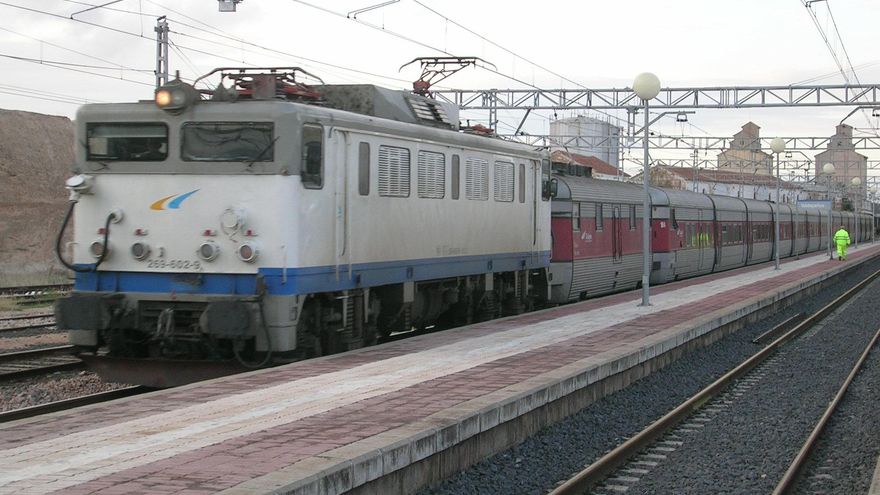 Tren Talgo III con destino a Andalucía en la estación de Valdepeñas (Ciudad Real)