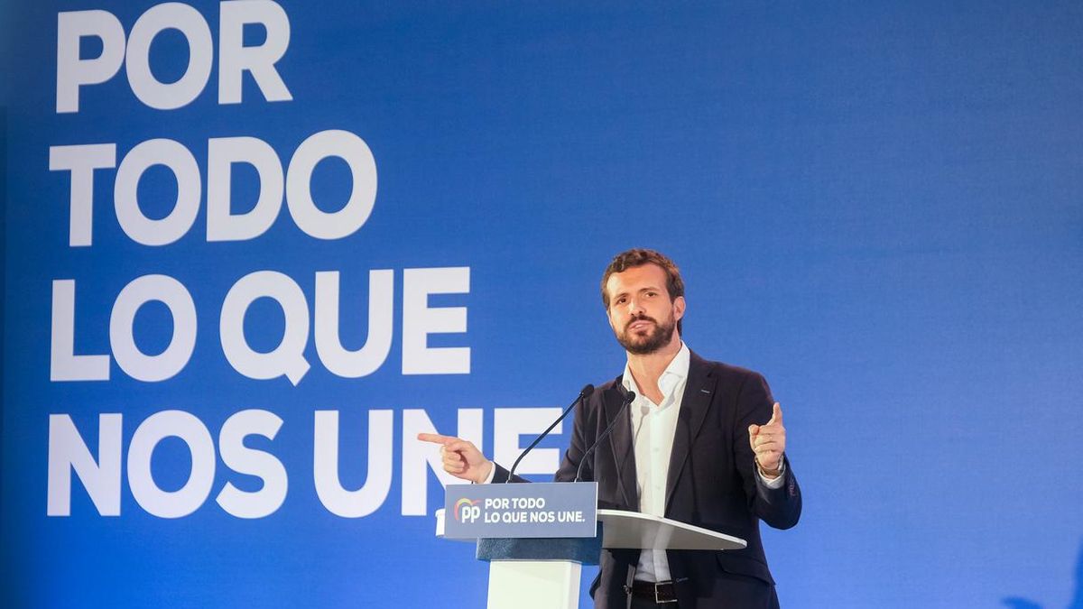 Casado acusa a Sánchez por "contemporizar" con el régimen de Maduro en Venezuela y enviar a los Reyes a Cuba