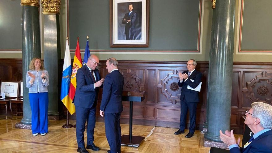 El alcalde de Las Palmas de Gran Canaria, Augusto Hidalgo, recibe la Encomienda de Número de la Orden del Mérito Civil