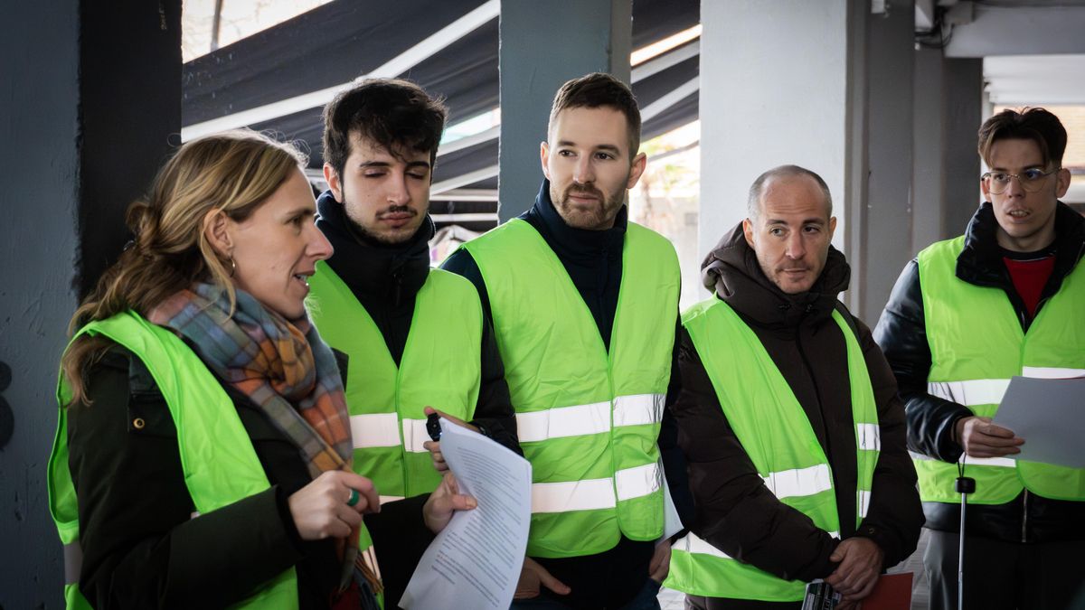 La concejala Lucía Lois, en una de las campañas puerta a puerta por Villaverde