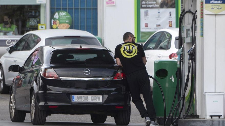 Ribera admite un posible "desajuste" en el pago del anticipo a las gasolineras y la CEOE avisa del riesgo de cierres