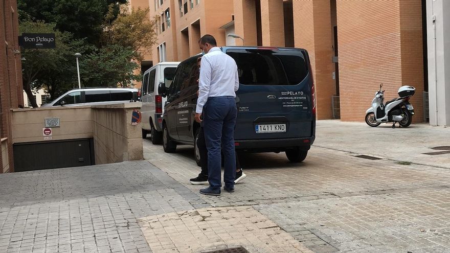 El comandante Eduardo Aranda, tras declarar en la Ciudad de la Justicia, acompañado por su abogada.