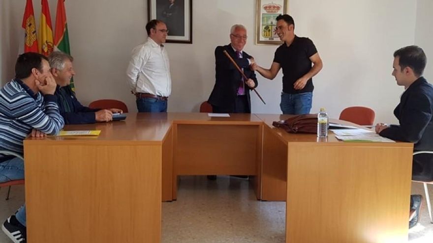 El regidor de Villamoratiel tomando posesión por última vez de la Alcaldía, en 2019.