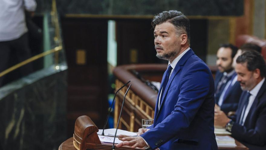 El portavoz del ERC Gabriel Rufián muestra un billete de 50 euros mientras se dirige al grupo parlamentario de Junts durante el pleno en el que se debate y vota los decretos de vivienda del Gobierno celebrado este viernes en el Congreso de los Diputados en Madrid. EFE/JJ Guillén