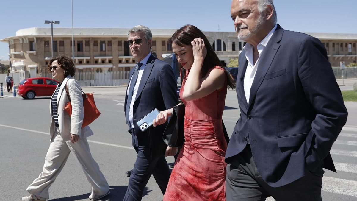 El presidente del PP, Alberto Núñez Feijóo (2i), junto al eurodiputado Esteban González Pons, desde este lunes en València con motivo del congreso del PPE. EFE/ Manuel Bruque