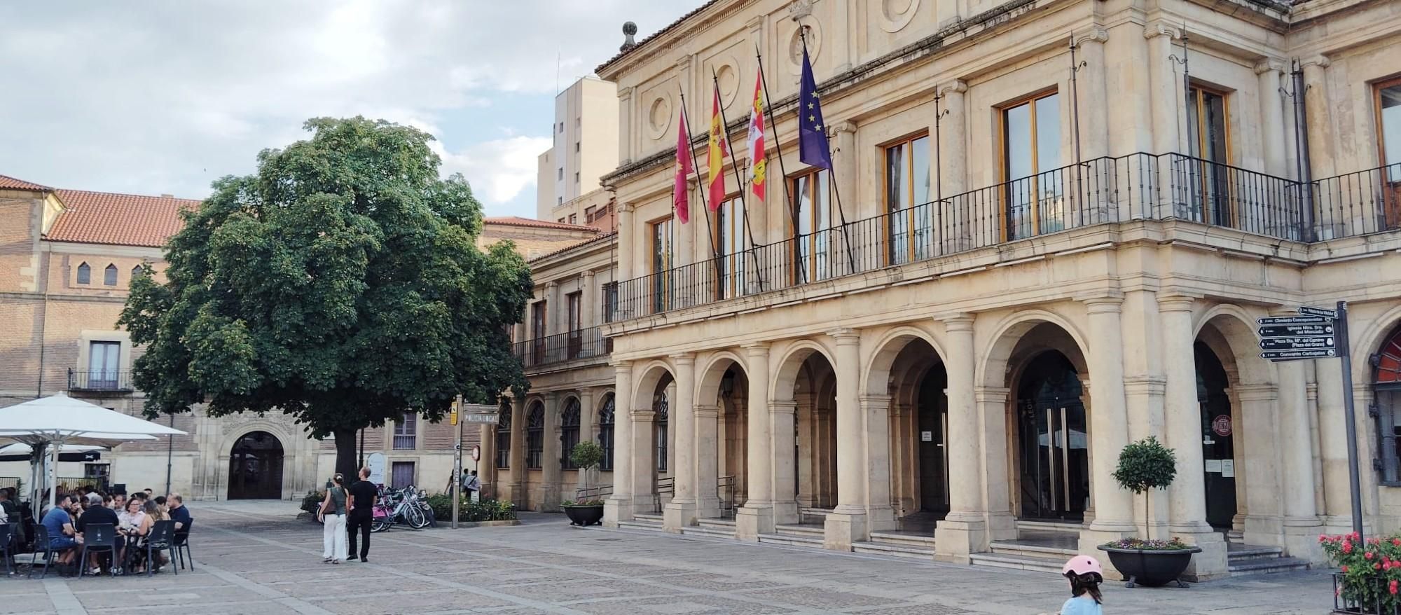 El Ayuntamiento Antiguo de San Marcelo con el castaño centenario.