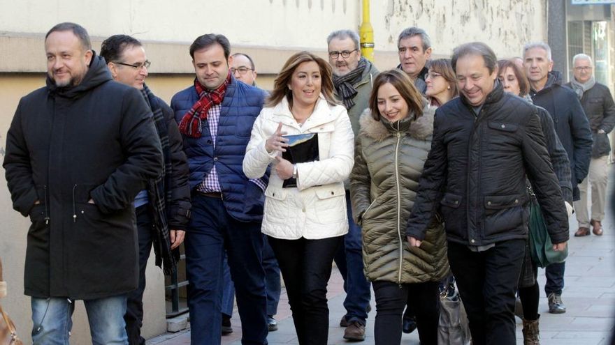 Courel y Tino Rodríguez, entre los miembros de la federación socialista en su llegada a la reunión del Comité Federal, convocada por la Gestora del PSOE. junto a la secretaria general de la federación andaluza del PSOE, Susana Diaz. / Juan Lázaro / ICAL