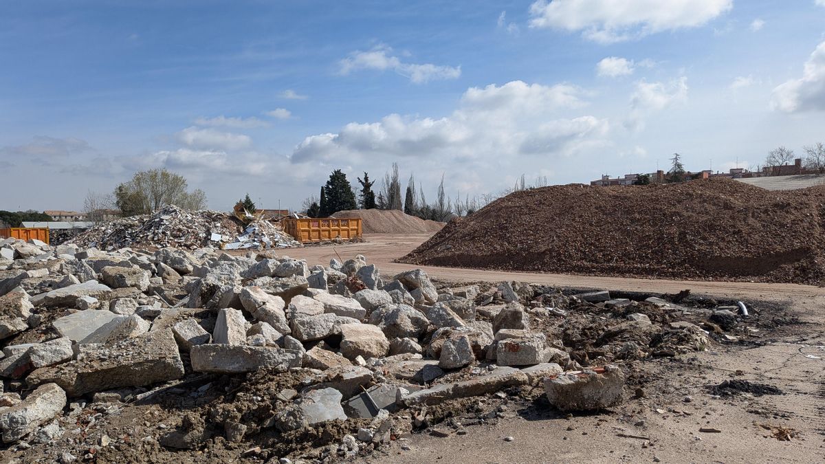 Montones de escombros de distinto tipo para su reciclado