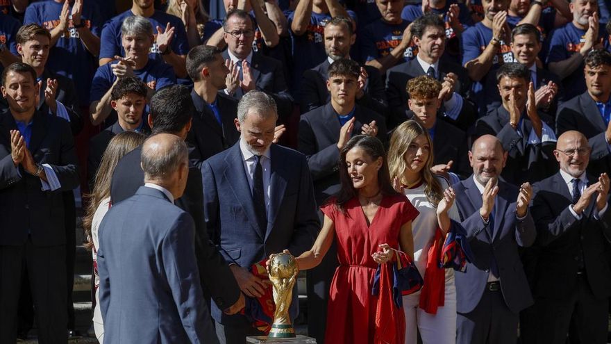 La familia real con el trofeo del Mundial y la selección detrás