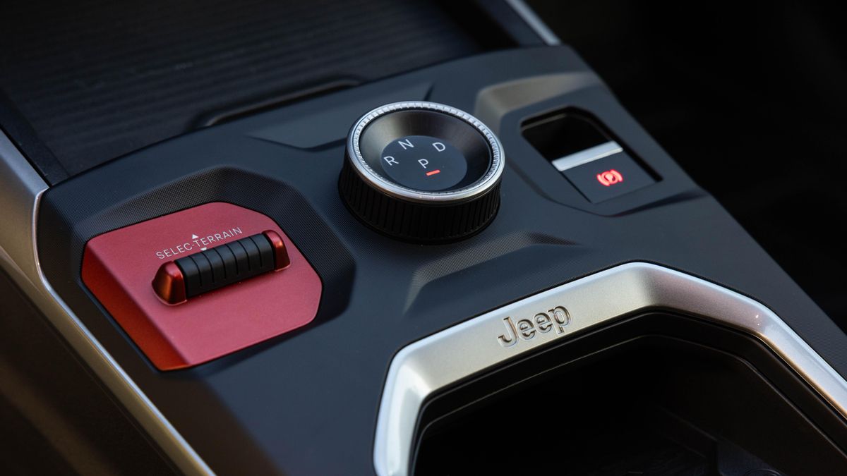 A la izquierda, el mando del sistema de tracción Selec-Terrain.